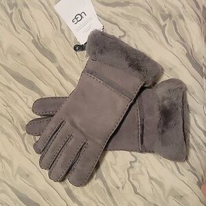 NWT Ugg seamed tech glove. Charcoal color sz L Handsewn